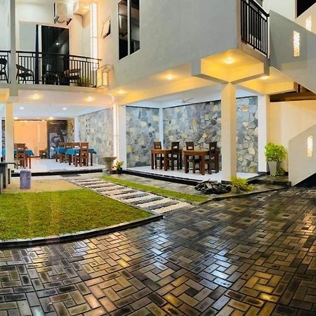 Funwhales Rest House Negombo Eksteriør bilde