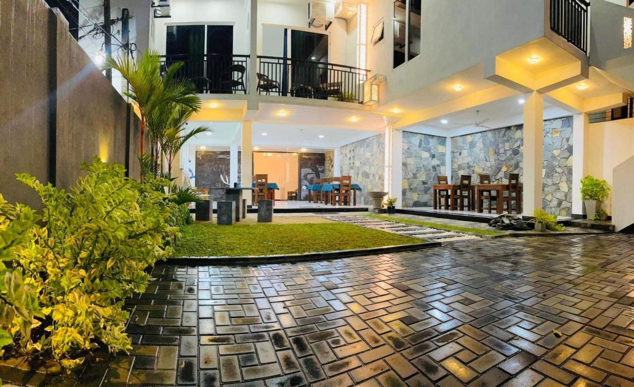 Funwhales Rest House Negombo Eksteriør bilde