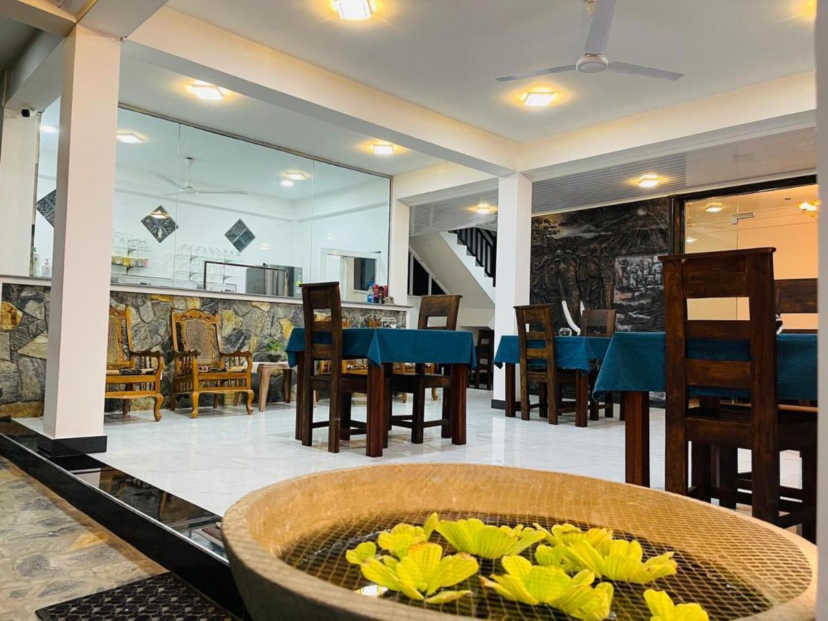 Funwhales Rest House Negombo Eksteriør bilde