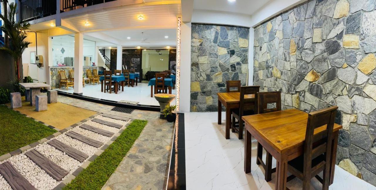 Funwhales Rest House Negombo Eksteriør bilde