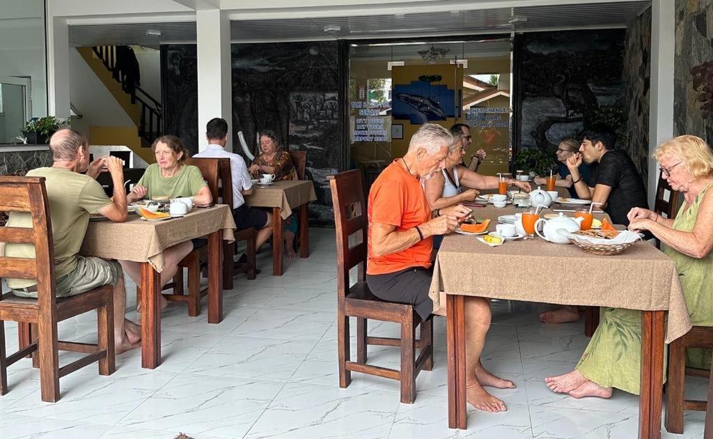 Funwhales Rest House Negombo Eksteriør bilde